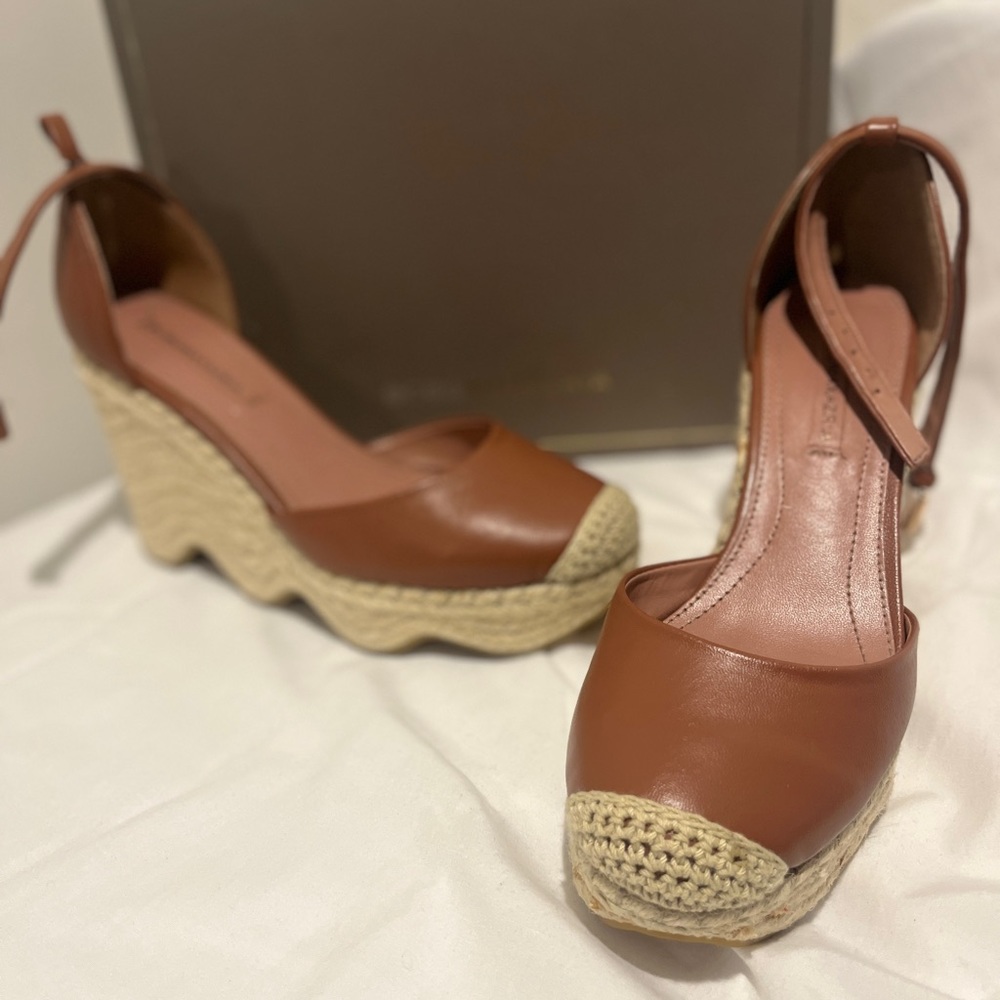 BCBGMaxazria  Size 8.5 Wedge